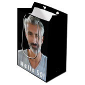 50歳の誕生日カスタム写真こんにちは50男の男性 ミディアムペーパーバッグ (正面アングル)