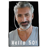 50歳の誕生日カスタム写真こんにちは50男の男性 ミディアムペーパーバッグ (正面)