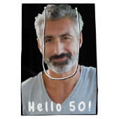 50歳の誕生日カスタム写真こんにちは50男の男性 ミディアムペーパーバッグ (裏面)