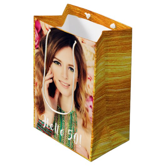 50歳の誕生日カスタム写真こんにちは50 5金ゴールド ミディアムペーパーバッグ (正面アングル)