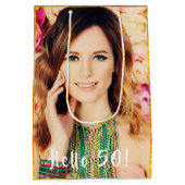 50歳の誕生日カスタム写真こんにちは50 5金ゴールド ミディアムペーパーバッグ (裏面)