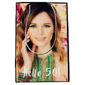 50歳の誕生日カスタム写真hello 50 50 ミディアムペーパーバッグ (正面)