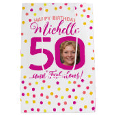 50歳の誕生日カラフルピンク黄色の紙吹雪写真 ミディアムペーパーバッグ (裏面)