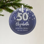 50歳の誕生日ネイビー・ブルー・シルバー・スターズ ガラスオーナメント<br><div class="desc">銀の星を持つネイビーフェイクブルーの背景色。青い色が不均一だ。名前、文字/日付の追加</div>