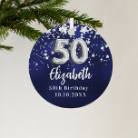 50歳の誕生日ネイビー・ブルー・シルバー・スターズ メタルオーナメント<br><div class="desc">銀の星を持つネイビーフェイクブルーの背景色。青い色が不均一だ。名前、文字/日付の追加</div>