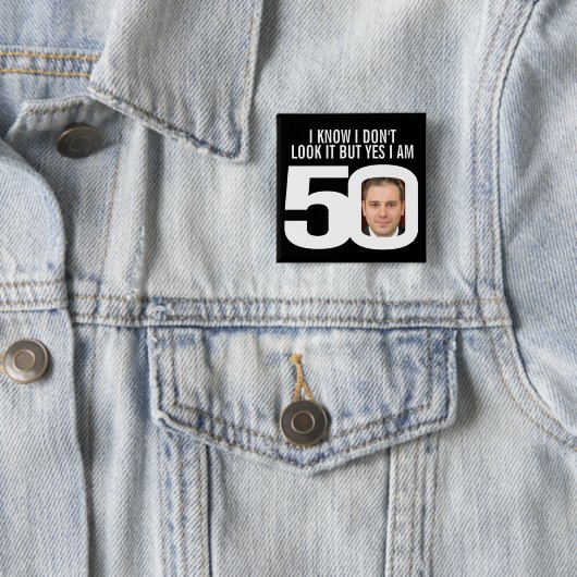 50歳の誕生日バッジが見えないのは分かってる 缶バッジ (インサイチュ)