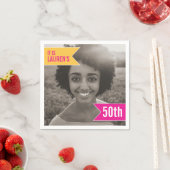 50歳の誕生日パーティーで自分の写真をピンク色の黄色に追加 スタンダードカクテルナプキン (インサイチュ)