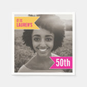 50歳の誕生日パーティーで自分の写真をピンク色の黄色に追加 スタンダードカクテルナプキン (正面)