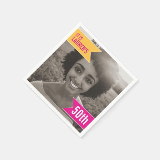 50歳の誕生日パーティーで自分の写真をピンク色の黄色に追加 スタンダードカクテルナプキン (角)