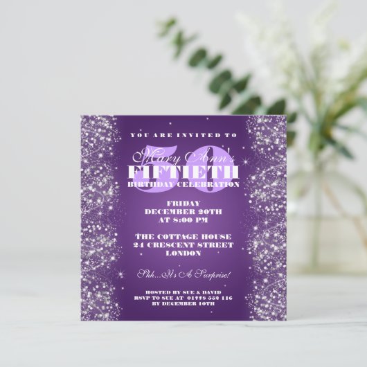 50歳の誕生日パーティーのきらめくグリッター紫 招待状 (スタンド正面)