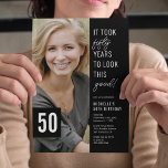 50歳の誕生日パーティーのモノクロ写真 招待状<br><div class="desc">当社のモダンな50歳の誕生日パーティーの招待状で、忘れられない瞬間を作りましょう！ 洗練された黒い背景と、「50年かかって、この見た目になった！」というユーモアのある言葉が特徴のこれらの招待状は、簡単にカスタマイズできるテキストテンプレートも付属しています。 祝賀者の写真を追加すると、記念すべき50歳を祝うにふさわしい、並外れた招待状の出来上がりです！</div>