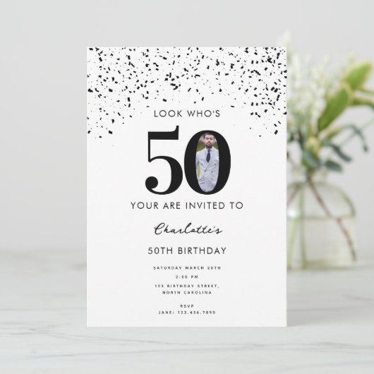50歳の誕生日パーティー誰が50歳の写真を見モダンる 招待状 (スタンド正面)