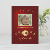 50歳の誕生日パーティー-ヴィンテージ·モノグラム·レッド&金ゴールド 招待状 (スタンド正面)