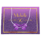 50歳の誕生日パープルピンクグリッターモノグラム ラージペーパーバッグ (正面)
