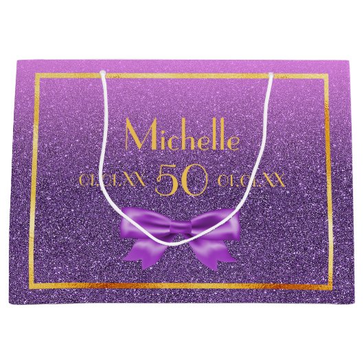 50歳の誕生日パープルピンクグリッターモノグラム ラージペーパーバッグ (正面)