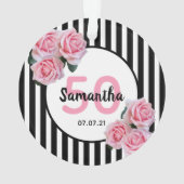 50歳の誕生日ピンクのバラ白黒ストライプ オーナメント (裏面)