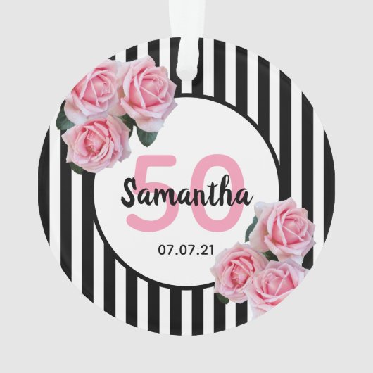 50歳の誕生日ピンクのバラ白黒ストライプ オーナメント (裏面)