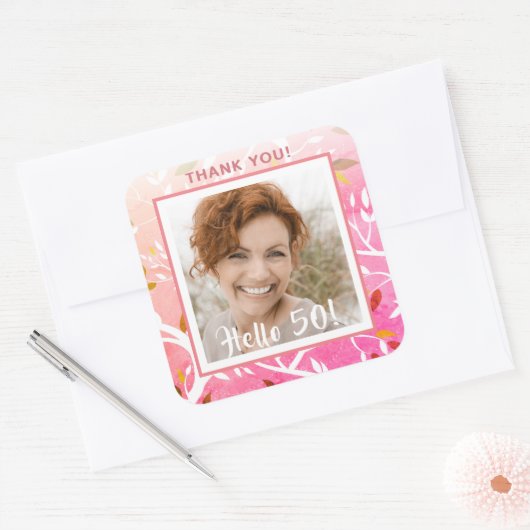 50歳の誕生日ピンクの白い葉の感謝してい写真 スクエアシール (封筒)