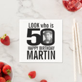 50歳の誕生日モノラル見て50カスタムの写真と名前 スタンダードカクテルナプキン (インサイチュ)