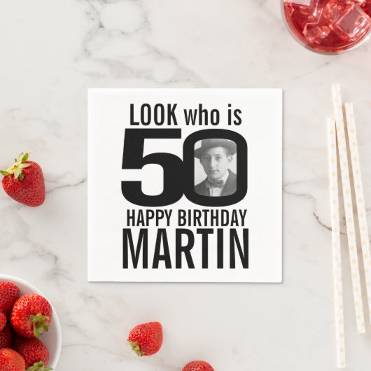 50歳の誕生日モノラル見て50カスタムの写真と名前 スタンダードカクテルナプキン (インサイチュ)
