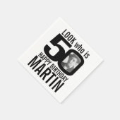 50歳の誕生日モノラル見て50カスタムの写真と名前 スタンダードカクテルナプキン (角)