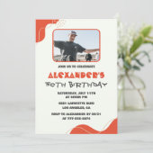 50歳の誕生日招待状メンズレッドシンプル写真 招待状 (スタンド正面)