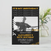 50歳の誕生日招待状 メンズ フォト スプレーペイント 招待状 (スタンド正面)