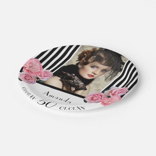 50歳の誕生日白黒ストライプ花模様写真 ペーパープレート (アングル)