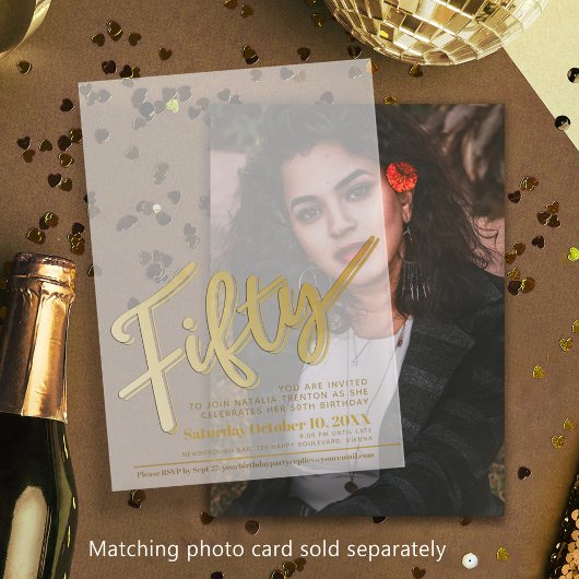 50歳の誕生日金ゴールドスクリプト文字オーバーレイ ベラム紙招待状