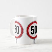 50歳の誕生日 カスタム年齢 速度制限標識 コーヒーマグカップ (正面左)