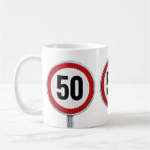 50歳の誕生日 カスタム年齢 速度制限標識 コーヒーマグカップ (左)