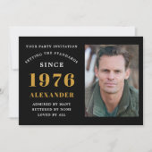 50歳の誕生日 1976 ブラックゴールドの写真入りパーソナライズデザイン 招待状 (正面)