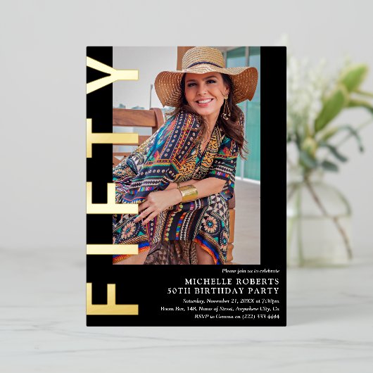50歳モダンの誕生日パーティーの招待状 箔招待状 (立ち正面)