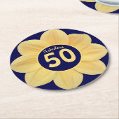 50番目の素晴らしい誕生日の青と黄のフローラ ラウンドペーパーコースター (アングル)