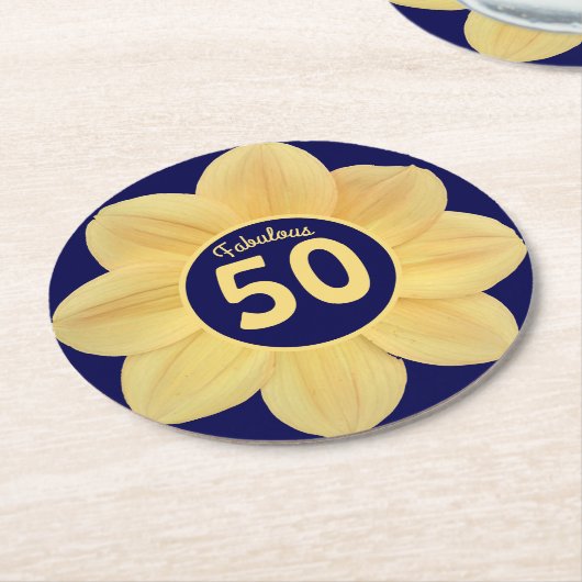 50番目の素晴らしい誕生日の青と黄のフローラ ラウンドペーパーコースター (アングル)