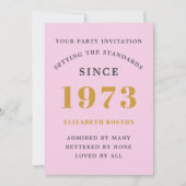 50番目の誕生日1973ピンクグレーの名前の年を追加 招待状 (正面)