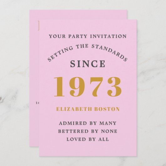 50番目の誕生日1973ピンクグレーの名前の年を追加 招待状 (正面/裏面)