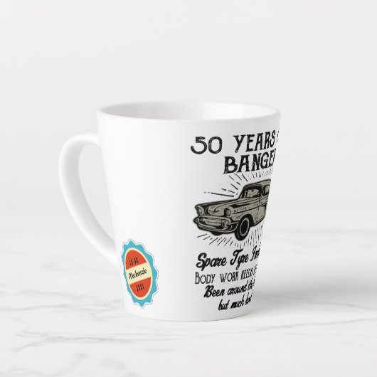 50番目の誕生日·レトロおもしろい·カー·バンジャーの追加日 カフェラテマグ (左アングル)
