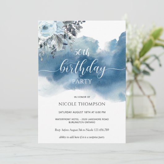 50番目またはその他の誕生日ブルーウォーター色(フローラ付き) 招待状 (スタンド正面)