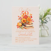 50章の誕生日を祝う積まれた本とカボチャの秋のデザイン 招待状 (スタンド正面)