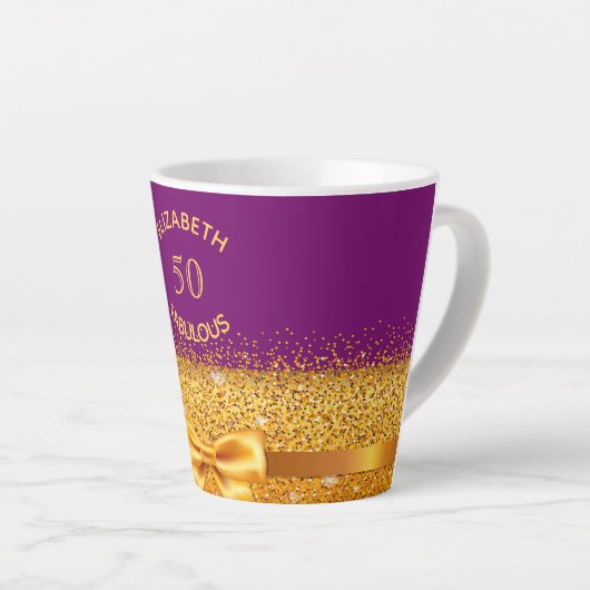 50素晴らしい紫の金ゴールド弓の名前の年齢 カフェラテマグ (右アングル)