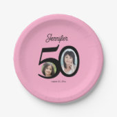 50誕生日の写真の名パーソナライズされた前ピンク黒 ペーパープレート (正面)