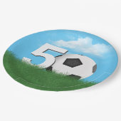 50誕生日サッカーボール、緑の草の中 ペーパープレート (アングル)