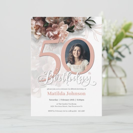 50誕生日ホワイトフローラソフトピンクエレガント写真 招待状 (スタンド正面)