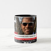 50誕生日🎂メンズおもしろいテレビニュース40th 60th ツートーンマグカップ (中央)