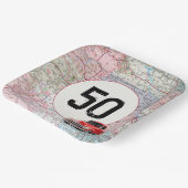 50誕生日レッドレトロトラックオンロードマップ ペーパープレート (傾斜あり)