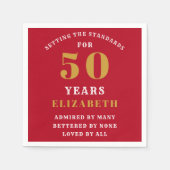 50誕生日赤と金ゴールドの名前の追加 スタンダードカクテルナプキン (正面)