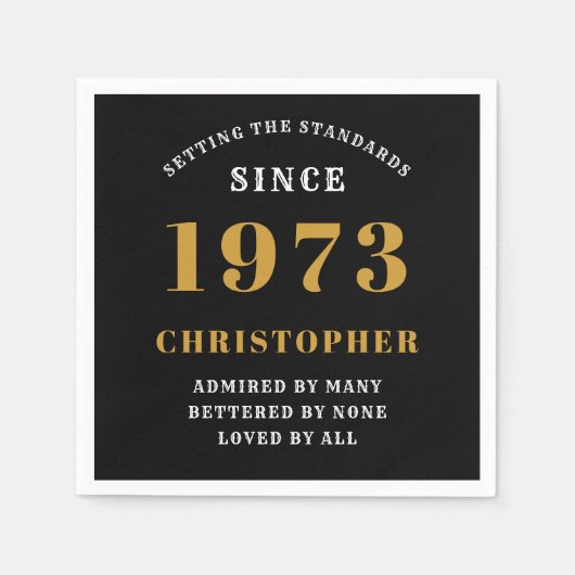 50誕生日1973生まれ名を追加黒い金ゴールド スタンダードカクテルナプキン (正面)