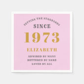 50誕生日1973生まれ名を追加Pink Gray スタンダードカクテルナプキン (正面)