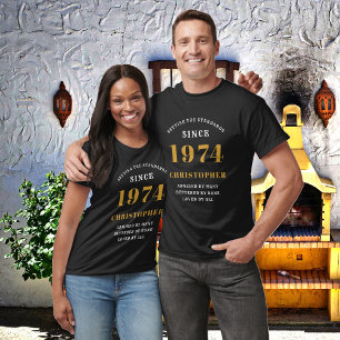 50誕生日1974名前の追加ブラック金ゴールドパーティー Tシャツ